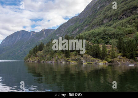 Un paysage tranquille avec les sapins sur la côte du fjord Gudvangen en Norvège Banque D'Images