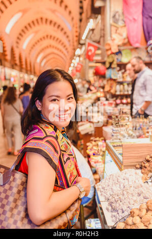 Belle femme pose en face d'épices vendus sur stall en Égypte Bazaar à Eminonu Istanbul,Turquie, Banque D'Images