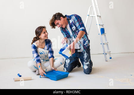 La réparation, la couleur, les gens de ce concept - couple de peindre le mur, ils sont la couleur de mélange Banque D'Images