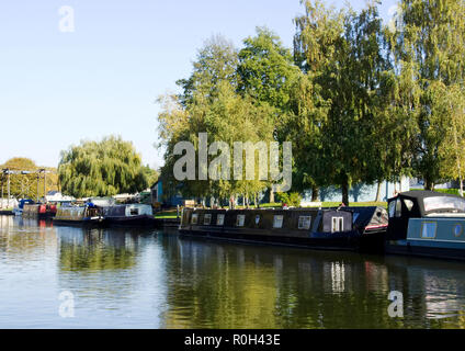 La rivière Great Ouse circulant dans la jolie ville de la cathédrale d'Uzès, est populaire auprès des amateurs de nautisme et d'habitants de barge. Banque D'Images