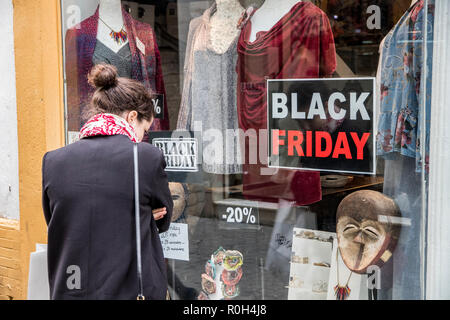 Séville, Espagne. Femme adulte à la recherche d'un magasin de vêtements de présenter pendant le Black Friday, un nom pour le jour suivant le jour d'action de grâce et begi Banque D'Images
