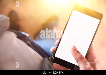 Les mains d'un homme touchant un téléphone sur une table en bois brun. Composition horizontale. Vue d'en haut Banque D'Images