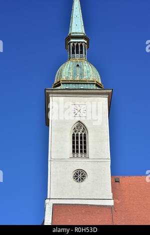 Clocher gothique de la cathédrale de Saint Martin de Bratislava domine les toits de la vieille ville. Banque D'Images