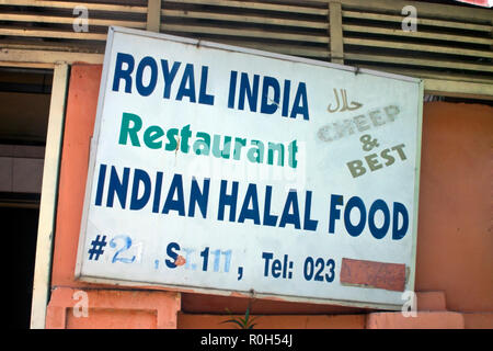 Un panneau à l'entrée de la Royal Indian Restaurant Indien pas cher indique les aliments halal sont disponibles à Phnom Penh, Cambodge. Banque D'Images