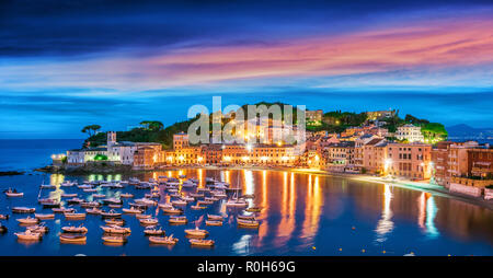 Vue de la baie de silence à Sestri Levante, Ligurie, Italie après le coucher du soleil Banque D'Images