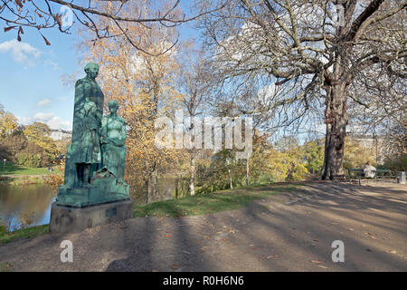 Ørstedsparken Ørsted, le parc, en couleurs d'automne. Statue en bronze de Natalie Zahle, pédagogue et pionnier de la réforme danoise sur l'éducation des femmes au Danemark Banque D'Images