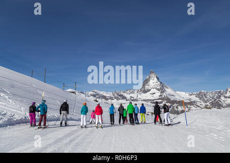 Zermatt, Suisse - 12 Avril 2017 : Groupe de personnes sur une piste de ski en face de la célèbre Matterhorn Banque D'Images