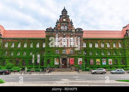 Musée National de Wroclaw, vue extérieure de l'entrée principale de l'édifice du Musée National à Wroclaw, Pologne. Banque D'Images
