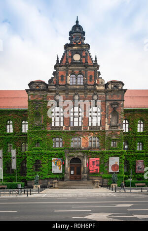 Musée de Wroclaw, vue extérieure de l'entrée principale de l'édifice du Musée National à Wroclaw, Pologne. Banque D'Images