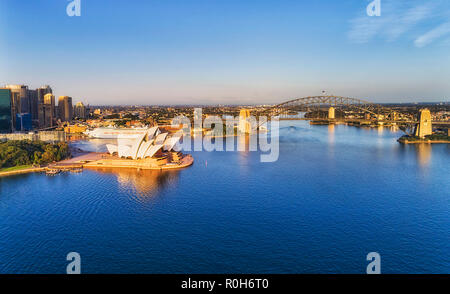 Le port de Sydney le calme tôt le matin, heure de la lumière du soleil sur l'écran en acier massif de la ville reliant le pont du port de Sydney CBD Towers et waterf Banque D'Images