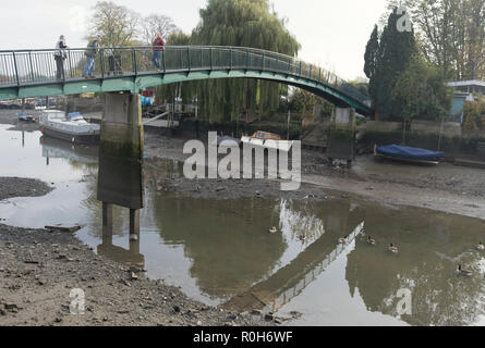 La passerelle de l'île pie anguille à twickenham à l'assemblée annuelle de l'automne quand drawoff la Tamise est autorisé à atteindre son niveau naturel à marée basse Banque D'Images