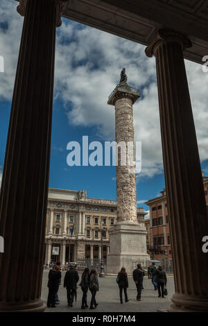 Colonne avec bas-reliefs relatant les victoires de l'empereur romain Marcus Aurelius obtenues sur la populations germaniques des Marcomans Banque D'Images