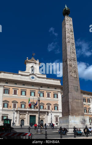 Façade du Palazzo di Montecitorio, siège du Parlement italien avec l'obélisque égyptien. Rome, région du Latium, Italie, Europe Banque D'Images