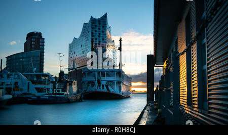 Beau Lever de soleil à la Hamburg Landing Bridges Banque D'Images