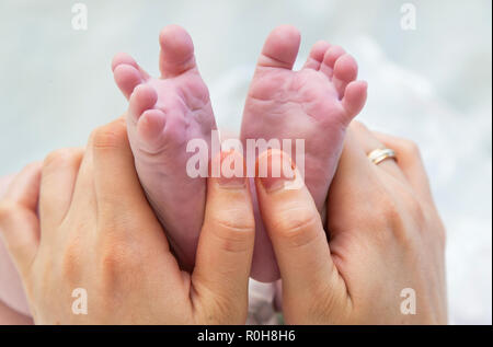 Baby les mains. Petits pieds du nouveau-né sur les mains en forme de coeur libre. Banque D'Images