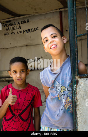 Portrait de deux jeunes garçons cubains Banque D'Images