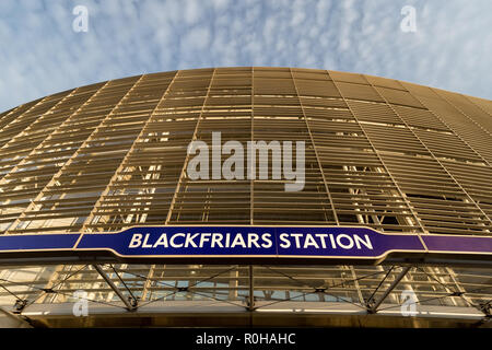 Londres - le 31 octobre 2018 : la gare de Blackfriars bâtiment avec panneau d'entrée à Londres Banque D'Images