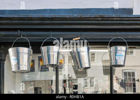 Seaux en métal galvanisé de raccrocher à l'extérieur d'un magasin de matériel traditionnel dans la région de Ludlow, Shropshire Banque D'Images