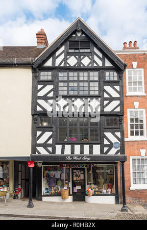 Boutiques et restaurants en noir et blanc vieux bâtiments à pans de bois dans la région de Broad Street, Ludlow, Shropshire Banque D'Images