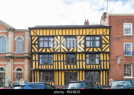 À pans de bois historique maison de 3 étages peint en jaune ocre et de noir dans la région de Broad Street, Ludlow, Shropshire construit pour Salweys de Richards Château Banque D'Images