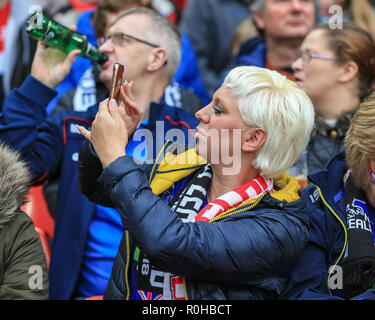 4 novembre, Anfield, Liverpool, Angleterre ; Ligue de Rugby Test Match International , l'Angleterre v la Nouvelle Zélande ; une Angleterre fans filmer les scènes de autour d'Anfield Crédit : Mark Cosgrove/News Images Banque D'Images