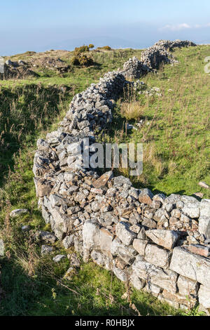 Sur le mur de pierres sèches dans le Du Pwll site du patrimoine mondial de Blaenavon, marquant la mesure d'un étang utilisé pour l'aciérie à Garndrwys, Pays de Galles, Royaume-Uni Banque D'Images