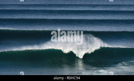 De grosses vagues s'écraser Banque D'Images