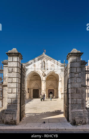 Basilica di San Michele, style romano-gothique, Santuario di San Michele Arcangelo, sanctuaire de la ville de Monte Sant'Angelo, Pouilles, Italie Banque D'Images