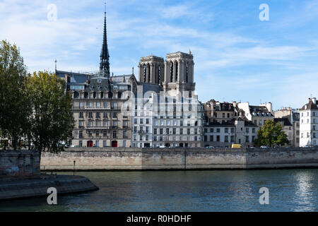 De beaux bâtiments de l'Île-de-France avec la Seine à Paris. Banque D'Images