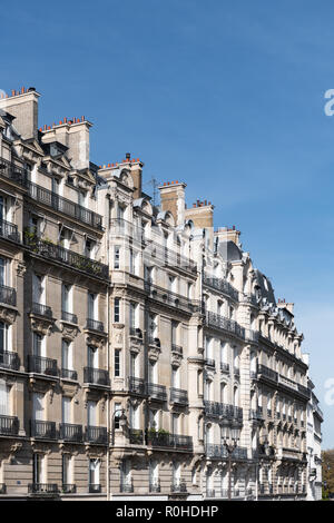 De beaux bâtiments de l'Île-de-France avec la Seine à Paris. Banque D'Images