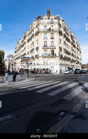 De beaux bâtiments de l'Île-de-France à Paris avec passage pour piétons. Banque D'Images