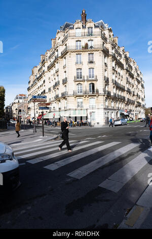 De beaux bâtiments de l'Île-de-France à Paris avec passage pour piétons. Banque D'Images