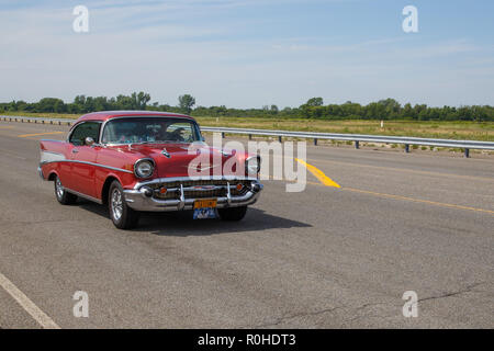 1957 Chevrolet Bel Air rouge sur la route. Banque D'Images