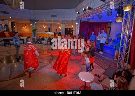 Les invités rejoignent des artistes folkloriques marocains lors d'une soirée marocaine organisée à l'hôtel TUI Suneo Kenzi Europa à Agadir, Souss-Massa, Maroc. Banque D'Images