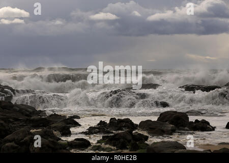 Les ondes de tempête grande approche de la côte de la mer du nord portugais rocky Banque D'Images