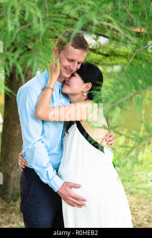 Mans et bras femmes montrer coeur sur l'estomac de la femme enceinte Banque D'Images