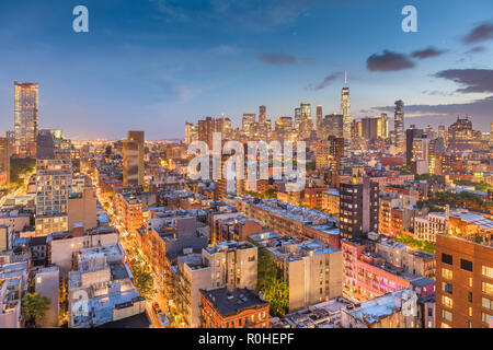 New York, New York, USA Centre-ville city skyline at Dusk. Banque D'Images