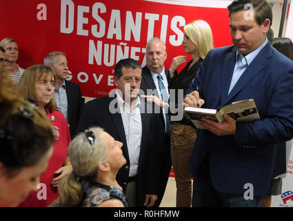 South Daytona Beach, États-Unis. 08Th Nov, 2018. 4 novembre 2018 - South Daytona Beach, Floride, États-Unis - Floride GOP candidat au poste de gouverneur Ron DeSantis autographes un livre pour un supporter après avoir parlé à un rassemblement électoral le 4 novembre 2018 à la comté de Volusia Comité Exécutif républicain siège social à Daytona Beach, en Floride du Sud. Avec l'élection de deux jours, DeSantis est verrouillé dans une course serrée avec son adversaire démocrate, Tallahassee Maire Andrew Gillum. Crédit : Paul Hennessy/Alamy Live News Banque D'Images