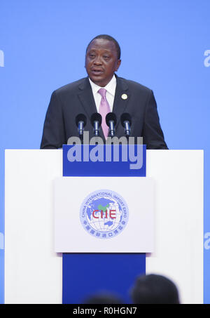 Shanghai, Chine. 5Th Nov, 2018. Le Président kenyan Uhuru Kenyatta aborde la cérémonie d'ouverture de la première importation de Chine Exposition Universelle de Shanghai, la Chine orientale, le 5 novembre 2018. Credit : Yao Dawei/Xinhua/Alamy Live News Banque D'Images