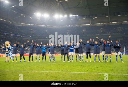 La jubilation finale GE, qui jouent devant les fans, Football 1.Bundesliga, 10.journée, le FC Schalke 04 (GE) - Hanovre 96 (H), le Nov 3, 1818 à Gelsenkirchen, Allemagne. # #  DFL règlement interdit toute utilisation des photographies comme des séquences d'images et/ou quasi-vidéo # #  | conditions dans le monde entier Banque D'Images