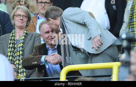 Dortmund, Allemagne. 04 mai, 2013. firo football, football, 1. Bundesliga 04.05.2013, de la saison 2012/2013, BVB, Borussia Dortmund - FC Bayern Munich, Munich 1 : 1 Hans-Joachim Watzke, directeur général de BVB accueille, accueille, Karl Heinz Rummenigge sur la tribune, le geste d'utilisation dans le monde entier | Credit : dpa/Alamy Live News Banque D'Images