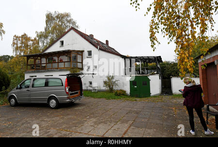 05 novembre 2018, Basse-Saxe, Langenhagen/Ot Krähenwinkel : un détective et un véhicule d'un salon funéraire devant une maison où un incendie a éclaté dans la matinée dans une extension en bois (r). Un 102-year-old fille est morte dans l'incendie. Un porte-parole de la police a déclaré que l'incendie s'était déclaré dans l'extension en raison de circonstances qui n'ont pas encore été élucidés. Le service d'incendie a trouvé la vieille femme sans vie dans son appartement. Photo : Holger Hollemann/dpa Banque D'Images