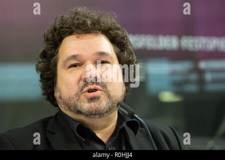 Bad Hersfeld, Allemagne. 05Th Nov, 2018. Joern Hinkel, directeur du Festival, parle à la présentation du programme du 69e Festival de Bad Hersfeld. Le festival se déroulera du 05.07.2019 au 01.09.2019. Credit : Swen Pförtner/dpa/Alamy Live News Banque D'Images