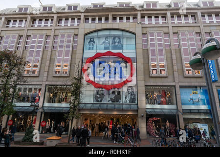 03 novembre 2018, en Rhénanie du Nord-Westphalie, Düsseldorf : une branche de l'entreprise de vêtements C&A au centre-ville de Düsseldorf. Photo : Frank Rumpenhorst/dpa/Frank Rumpenhorst/dpa Banque D'Images