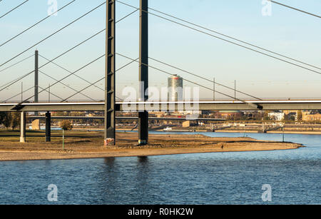 03 novembre 2018, en Rhénanie du Nord-Westphalie, Düsseldorf : Ponts span les rives et le lit du Rhin à marée basse à Düsseldorf. Photo : Frank Rumpenhorst/dpa/Frank Rumpenhorst/dpa Banque D'Images