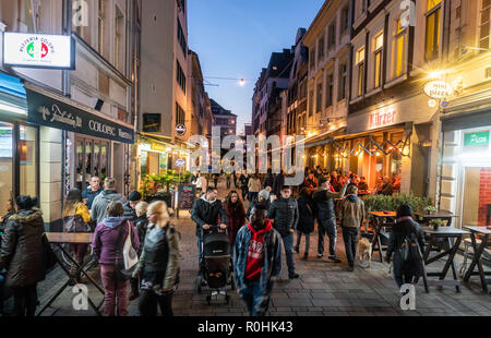 03 novembre 2018, en Rhénanie du Nord-Westphalie, Düsseldorf : Les gens se ruent dans les rues et les restaurants de la vieille ville de Düsseldorf en soirée. Photo : Frank Rumpenhorst/dpa/Frank Rumpenhorst/dpa Banque D'Images