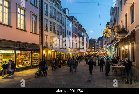 03 novembre 2018, en Rhénanie du Nord-Westphalie, Düsseldorf : Les gens se ruent dans les rues et les restaurants de la vieille ville de Düsseldorf en soirée. Photo : Frank Rumpenhorst/dpa/Frank Rumpenhorst/dpa Banque D'Images