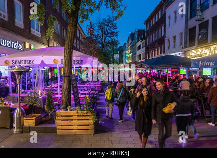 03 novembre 2018, en Rhénanie du Nord-Westphalie, Düsseldorf : Les gens se ruent dans les rues et les restaurants de la vieille ville de Düsseldorf en soirée. Photo : Frank Rumpenhorst/dpa Banque D'Images