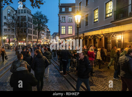 03 novembre 2018, en Rhénanie du Nord-Westphalie, Düsseldorf : Les gens se ruent dans les rues et les restaurants de la vieille ville de Düsseldorf en soirée. Photo : Frank Rumpenhorst/dpa Banque D'Images