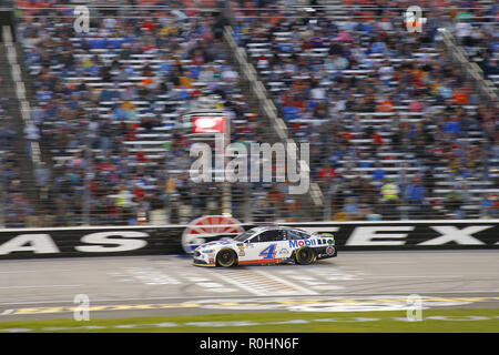 Ft. Worth, Texas, USA. 5Th Nov, 2018. Kevin Harvick (4) gagne le Texas 500 AAA au Texas Motor Speedway à Ft. Worth, Texas. Crédit : Chris Owens Asp Inc/ASP/ZUMA/Alamy Fil Live News Banque D'Images